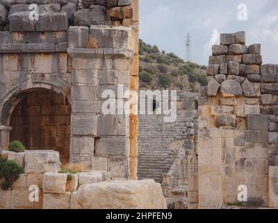 Ruinen des antiken griechisch-römischen Amphitheaters in Myra, alter Name - Demre, Türkei. Myra ist eine antike Stadt in Lykien, wo sich die kleine Stadt Kale heute in der heutigen türkischen Provinz Antalya befindet. Stockfoto