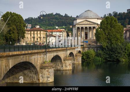 Turin, Italien - 13. August 2021: Brücke Vittorio Emanuele I und Kirche Gran Madre di Dio in Turin, Italien. Stockfoto