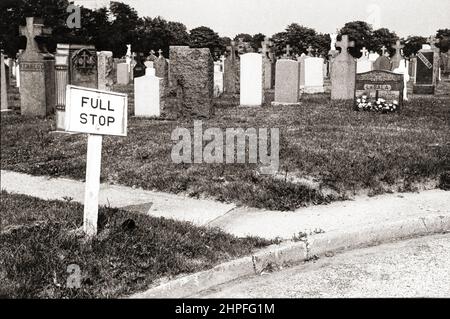 Ein Schild auf einem Friedhof in Queens, New York, das andeutet, dass der Tod der ultimative Anschlag ist. Auf dem Friedhof von Kalvarienberg um 1979 Stockfoto