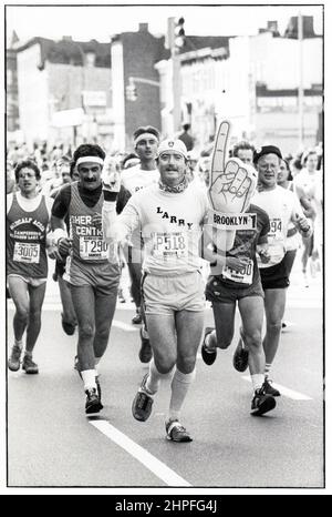 Ein lustiges Foto vom New York City Marathon 1982. Es ist Larry aus Brooklyn mit einem #1 Zeichen zu Beginn des Rennens. Auf der 4th Avenue in Brooklyn an der 5 Meilen-Marke. Stockfoto