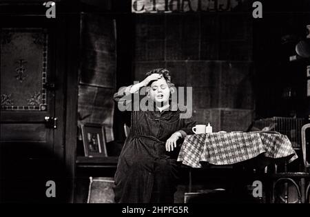 Shelley Winters in der Rolle der Beatrice im Stück „The Effect of Gamma Rays on man-in-the-Moon Marigolds“. 1978 Stockfoto