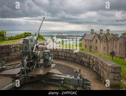 Blick von hoch oben in Dover Castle mit Blick auf die Schlossgebäude und das Schlossgelände und auf den Hafen von Dover und den Ärmelkanal Stockfoto