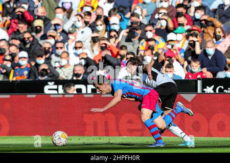 Valencia, Spanien, 20. Februar 2022, Pablo Martin 'Gavi' vom FC Barcelona und Bryan Gil von Valencia während des spanischen Fußballspiels La Liga zwischen dem FC Valencia und dem FC Barcelona am 20. Februar 2022 im Mestalla-Stadion in Valencia, Spanien - Foto: Ivan Terron/DPPI/LiveMedia Stockfoto