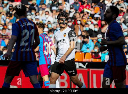 Valencia, Spanien, 20. Februar 2022, Hugo Guillamon aus Valencia während des Fußballspiels der spanischen Meisterschaft La Liga zwischen dem FC Valencia und dem FC Barcelona am 20. Februar 2022 im Mestalla-Stadion in Valencia, Spanien - Foto: Ivan Terron/DPPI/LiveMedia Stockfoto