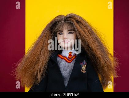 Tambow, Russische Föderation - 15. Februar 2022 Porträt eines Mattels Harry Potter Hermine Granger Puppe gegen rot und gelb Gryffindor Farben hintergr Stockfoto