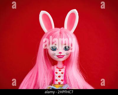 Tambow, Russische Föderation - 15. Februar 2022 Porträt einer Mattel Enchantimals Bree Bunny Doll vor rotem Hintergrund. Stockfoto