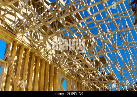 Installation von Holz mit Dachbalken Rahmen Traversen Kondominium Konstruktion Stockfoto