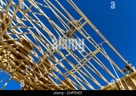 Holzdachkonstruktion mit Dachträgern aus der Nähe Stockfoto