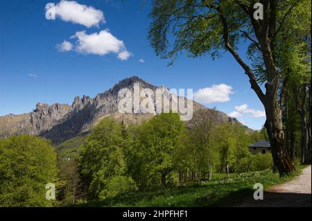 Italien, Lombardei, Provinz Lecco, Aussichtspunkt des Valentino Parks in Pian dei Resinelli. Blick auf den Comer See, Zweig von Lecco. Grignetta Mount Stockfoto