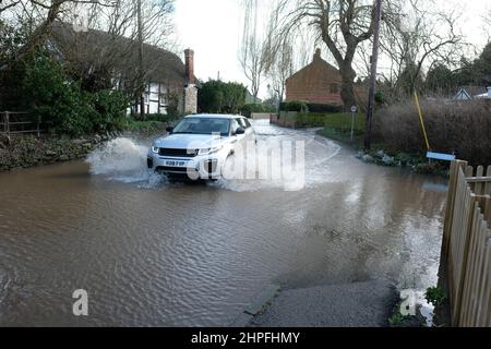 Eardisland, Herefordshire, Großbritannien - Montag, 21st. Februar 2022 - Obwohl das Dorf die Schilder "Road Closed" hat, fährt ein Fahrzeug nach Tagen von Regen und Stürmen durch die Überschwemmung des River Arrow im Dorf Eardisland. Foto Steven May / Alamy Live News Stockfoto