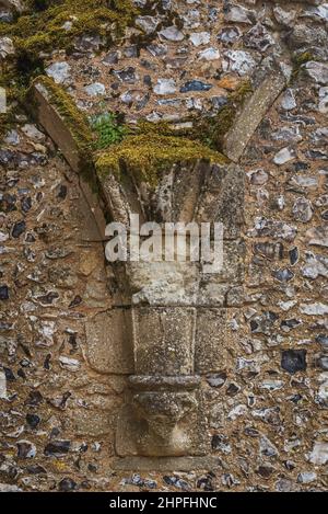 Die ruinierten Überreste des Benediktiner-Boxgrove-Priorats in Boxgrove bei Chichester, Sussex, England, Großbritannien, an einem grau bewölkten Tag Stockfoto