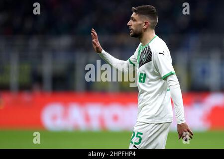 Mailand, Italien. 20. Februar 2022, Domenico Berardi von uns Sassuolo Gesten während der Serie Ein Spiel zwischen FC Internazionale und uns Sassuolo im Stadio Giuseppe Meazza am 20. Februar 2022 in Mailand, Italien. Stockfoto