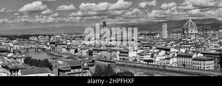 Panoramablick auf den Fluss Arno und die Ponte Vecchio und den Dom Florenz Italien Stockfoto