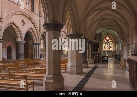 Das Innere der St. Mary the Virgin und St. Blaise Kirche, Boxgrove, in der Nähe von Chichester, Sussex, England, Großbritannien zeigt die romanische und gotische Architektur Stockfoto