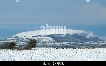 Schneebedeckter Berg Knocknarea in der Grafschaft Sligo, Irland im Winter Stockfoto