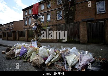 Aktenfoto vom 25/04/2018 von Ehrungen an der Ferncliff Road in Hackney, wo Abraham Badru am 25 2018. März neben seinem AMG Mercedes niedergeschossen wurde, nachdem er in der Nähe seines Hauses in Hackney, Ost-London, vorgezogen war. Ausgabedatum: Montag, 21. Februar 2022. Stockfoto