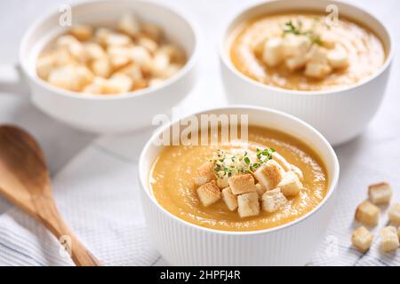 Kürbissuppenpüree mit Croutons. Nahaufnahme. Gemüsesuppe. Stockfoto