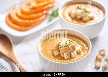 Kürbissuppenpüree mit Croutons. Nahaufnahme. Gemüsesuppe. Stockfoto