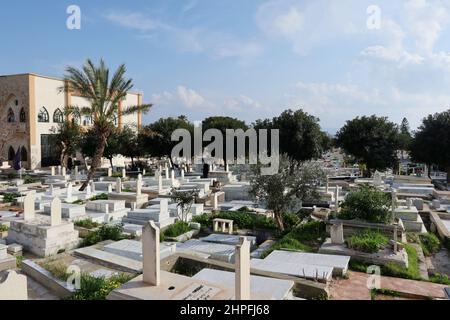 Tyr, Libanon. 20th. Februar 2022. Eine Ansicht des islamischen Shiit-Friedhofs von Tyr, Libanon, 20. Februar 2022. Auf dieser Seite sind viele Shiit Hisbollah 'Märtyrer' begraben, die in Kriegen und Zusammenstößen mit Israel getötet wurden. Tyr (Even Sour genannt) ist nach Beirut, Tripolis und Saida die vierte Stadt im Libanon und die Hauptstadt des Tyr-Distrikts im von der Hisbollah kontrollierten South Governorate. (Foto: Elisa Gestri/Sipa USA) Quelle: SIPA USA/Alamy Live News Stockfoto