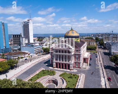 Wunderschöne Drohnenansicht des berühmten Amazonas-Theaters und der Häuser, Gebäude und Straßen im Stadtzentrum an sonnigen Sommertagen im Amazonas-Regenwald. Brasilien Stockfoto