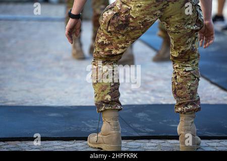 Detail der Beine eines Soldaten: Mit der Camouflage-Hose bereit für Übungen. Stockfoto