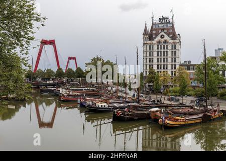 Alter Hafen von Rotterdam, mit historischen Schiffen und dem weißen Haus Stockfoto