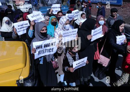 21. Februar 2022, Srinagar, Jammu und Kaschmir, Indien: Pakistanische Frauen nehmen an einem Protest Teil, der Indien und Pakistan auffordert, ihre Rückkehr nach Pakistan zu erleichtern, am 21. Februar 2022 in Srinagar, nachdem das Rehabilitationsprogramm der indischen Regierung für die Militanten 2010 nicht gestartet war. (Bild: © Adil Abbas/ZUMA Press Wire) Stockfoto