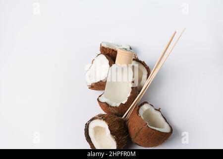 Reed Diffusor Flasche Home Fragnance und Kokosnuss auf weißem Hintergrund Stockfoto