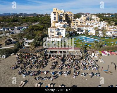 Drohnenansicht im Dorf Cabopino auf Andalusien in Spanien Stockfoto