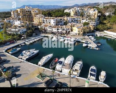 Drohnenansicht im Dorf Cabopino auf Andalusien in Spanien Stockfoto