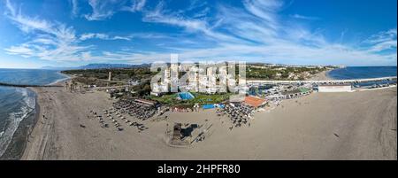 Drohnenansicht im Dorf Cabopino auf Andalusien in Spanien Stockfoto