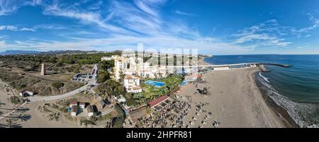 Drohnenansicht im Dorf Cabopino auf Andalusien in Spanien Stockfoto