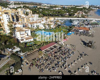 Drohnenansicht im Dorf Cabopino auf Andalusien in Spanien Stockfoto