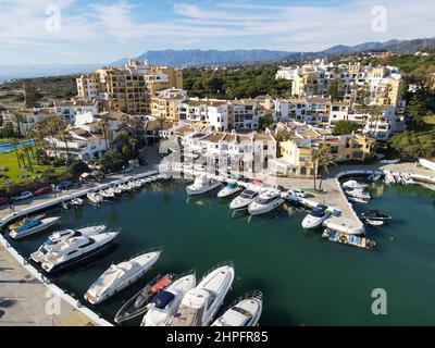 Drohnenansicht im Dorf Cabopino auf Andalusien in Spanien Stockfoto