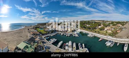 Drohnenansicht im Dorf Cabopino auf Andalusien in Spanien Stockfoto