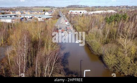 Allerton Bywater, Großbritannien. 21st. Februar 2022. Ein Luftbild eines verlassenen Autos auf der Barnsdale Road, Castleford, nachdem der Sturm Franklin am Wochenende in Allerton Bywater, Großbritannien, den Fluss Aire in seine Ufer stürzte. Dies war der 2/21/2022. (Foto von James Heaton/News Images/Sipa USA) Quelle: SIPA USA/Alamy Live News Stockfoto