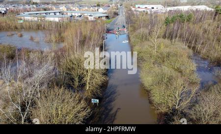 Ein Luftbild eines verlassenen Autos auf der Barnsdale Road, Castleford, nachdem der Sturm Franklin den Fluss Aire über das Wochenende zum Platzen gebracht hatte Stockfoto