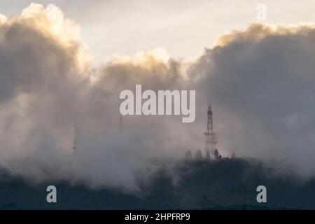 Die Antennen auf dem Gipfel des Monte Serra, Pisa, Italien, teilweise von Nebel und tiefen Wolken bedeckt Stockfoto