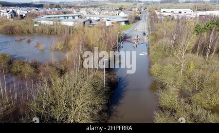 Ein Luftbild eines verlassenen Autos auf der Barnsdale Road, Castleford, nachdem der Sturm Franklin den Fluss Aire über das Wochenende zum Platzen gebracht hatte Stockfoto