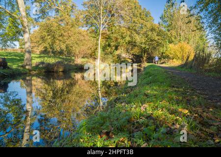 Goytre-Brücke Nummer 76, ein denkmalgeschütztes Gebäude der Klasse 2, das sich über den Monmouthshire und den Brecon Canal erstreckt. Abergavenny Gwent Großbritannien. November 2021. Stockfoto