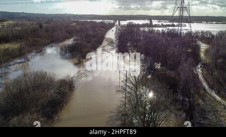 Allerton Bywater, Großbritannien. 21st. Februar 2022. Ein Luftbild der Barnsdale Road, Castleford, nachdem Sturm Franklin den Fluss Aire am Wochenende in Allerton Bywater, Großbritannien, am 2/21/2022, zum Platzen seiner Ufer veranlasste. (Foto von James Heaton/News Images/Sipa USA) Quelle: SIPA USA/Alamy Live News Stockfoto