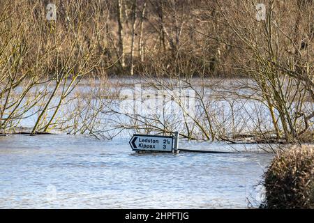 Ein Straßenschild auf der Newton Lane in der Nähe von Fairburn in Leeds nach dem Sturm Franklin verursachte, dass der Fluss Aire am Wochenende seine Ufer platzte Stockfoto