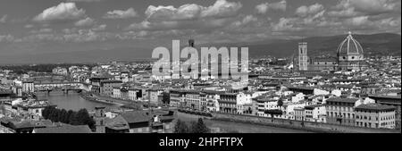 Panoramablick auf den Fluss Arno und die Ponte Vecchio und den Dom Florenz Italien Stockfoto