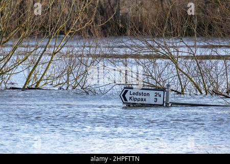 Ein Straßenschild auf der Newton Lane in der Nähe von Fairburn in Leeds nach dem Sturm Franklin verursachte, dass der Fluss Aire am Wochenende seine Ufer platzte Stockfoto