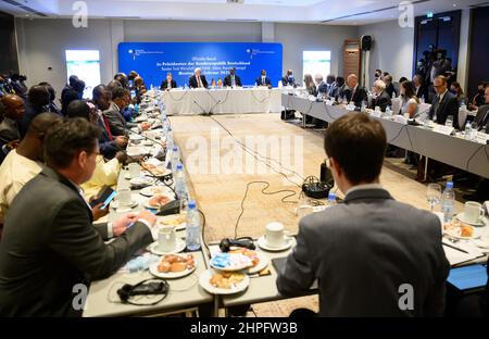 Dakar, Senegal. 21st. Februar 2022. Bundespräsident Frank-Walter Steinmeier (hinten, 2nd v.l.) und Macky Sall (rechts neben ihm), Präsident des Senegal, nehmen gemeinsam mit Vertretern der Wirtschaft und Mitgliedern der mit ihnen Reisenden Wirtschaftsdelegation an einem Gespräch Teil. Präsident Steinmeier ist zu einem dreitägigen Besuch in der Westafrikanischen Republik Senegal. Quelle: Bernd von Jutrczenka/dpa/Alamy Live News Stockfoto