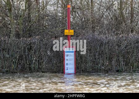 Eine Bushaltestelle in der Stadt Allerton Bywater ist überflutet, als der Fluss Aire am Wochenende nach dem widrigen Wetter des Sturms Franklin seine Ufer platzte Stockfoto