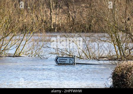 Allerton Bywater, Großbritannien. 21st. Februar 2022. Ein Straßenschild auf der Newton Lane in der Nähe von Fairburn in Leeds, nachdem der Sturm Franklin den Fluss Aire am Wochenende in Allerton Bywater, Großbritannien, am 2/21/2022 zu platzen versetzte. (Foto von James Heaton/News Images/Sipa USA) Quelle: SIPA USA/Alamy Live News Stockfoto