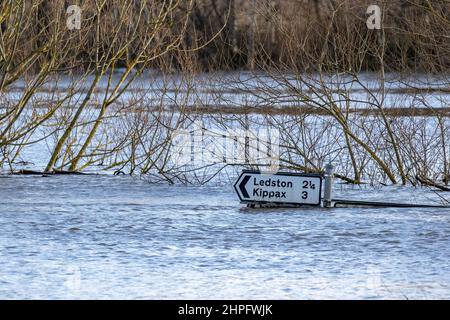 Allerton Bywater, Großbritannien. 21st. Februar 2022. Ein Straßenschild auf der Newton Lane in der Nähe von Fairburn in Leeds, nachdem der Sturm Franklin den Fluss Aire am Wochenende in Allerton Bywater, Großbritannien, am 2/21/2022 zu platzen versetzte. (Foto von James Heaton/News Images/Sipa USA) Quelle: SIPA USA/Alamy Live News Stockfoto