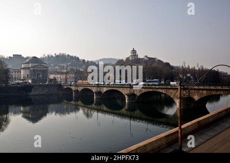 Italien, Piemont, Turin, Po und Isabella-Brücke Stockfoto