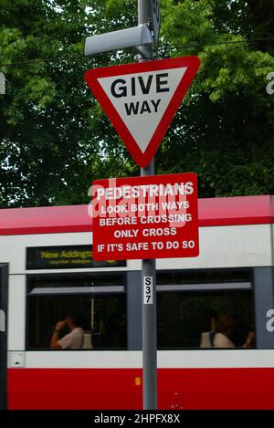 Warnschild an einem unbeaufsichtigten Bahnübergang. London, Großbritannien. Stockfoto